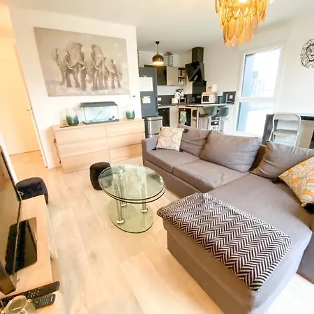 La Casa Moderna — Quiet, Modern *