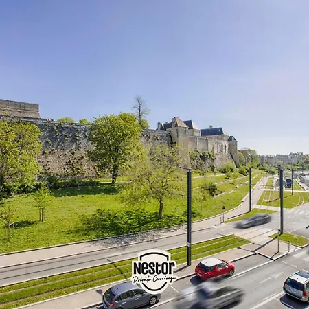 La Casa Moderna — Quiet, Modern *