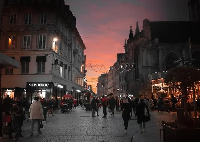 La Casa Moderna — Quiet, Modern *