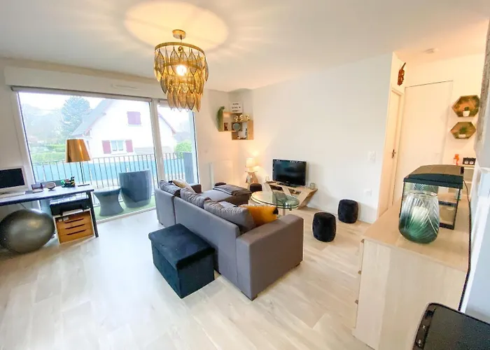 La Casa Moderna — Quiet, Modern *