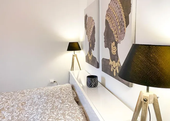 La Casa Moderna — Quiet, Modern