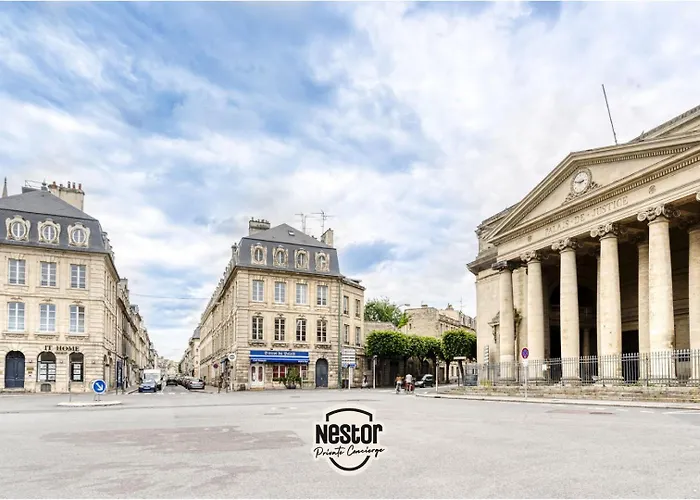 La Casa Moderna — Quiet, Modern *