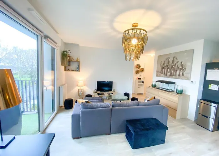 La Casa Moderna — Quiet, Modern