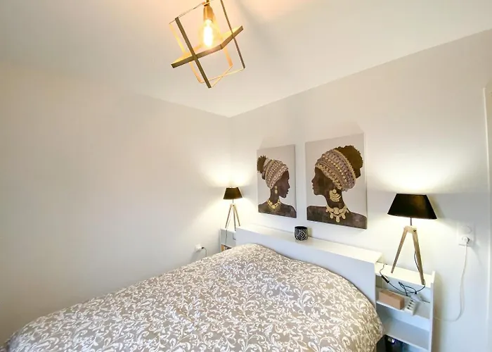 La Casa Moderna — Quiet, Modern