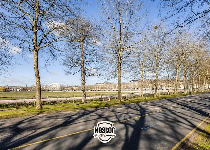 La Casa Moderna — Quiet, Modern